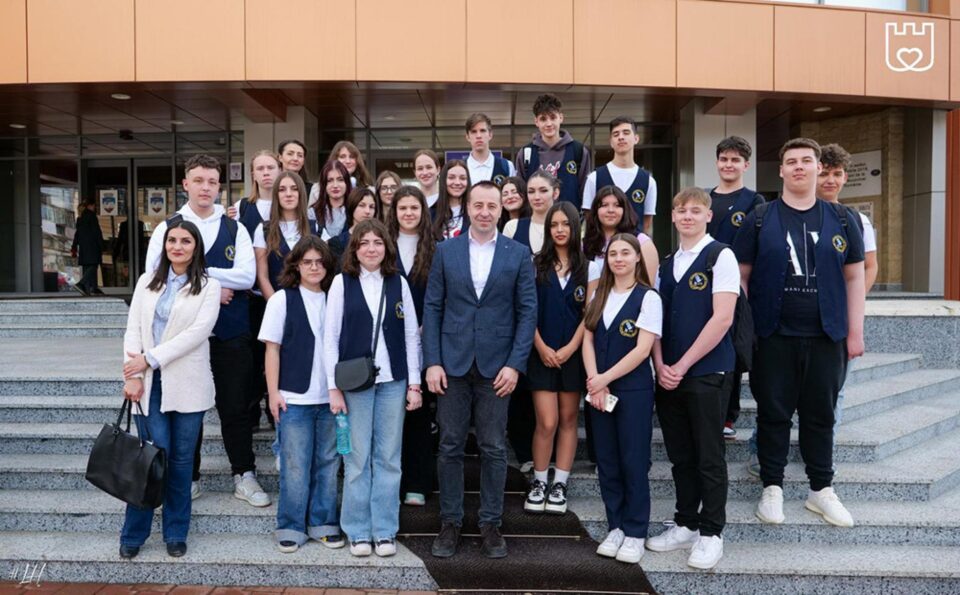 Elevii de la Colegiul Economic “Dimitrie Cantemir”, în discuții cu Lucian Harșovschi la sediul Primăriei Suceava