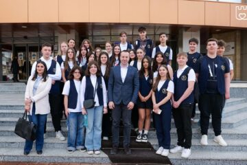 Elevii de la Colegiul Economic “Dimitrie Cantemir”, în discuții cu Lucian Harșovschi la sediul Primăriei Suceava
