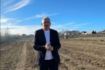 Primarul din Vicovu de Sus, Vasile Iliuț, estimează că noul teren de fotbal va fi finalizat în circa două luni