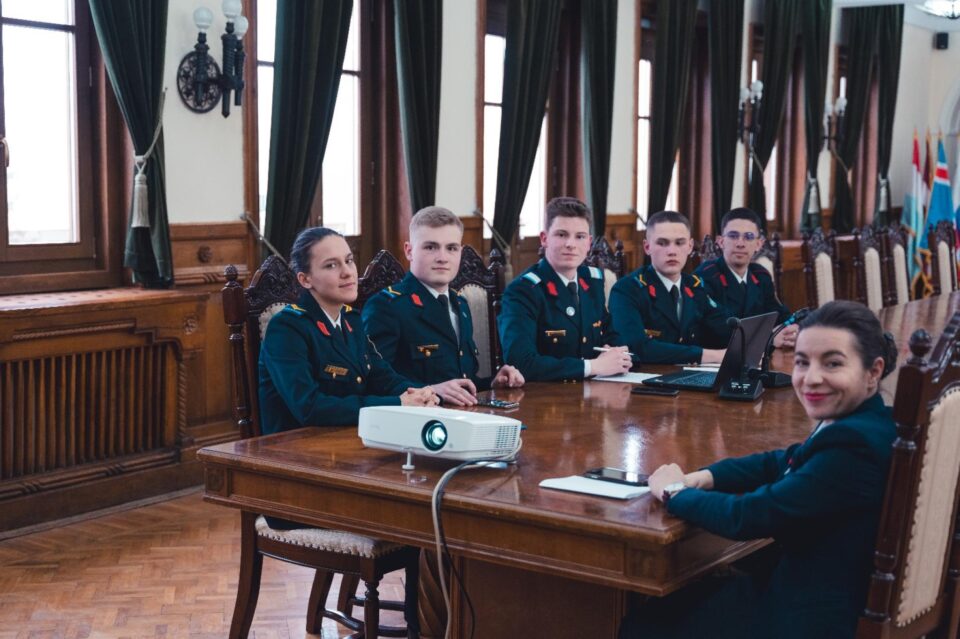 Clasare pe podium la un concurs internațional pentru elevi ai Colegiului Militar, cu un videoclip pe teme de securitate și război
