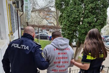 Un bărbat care a trântit de pământ o oaie a fost reținut de polițiști