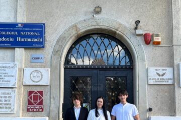 Mattia Apetri și Teodor Chirilă, alături de prof. Paula Haiura