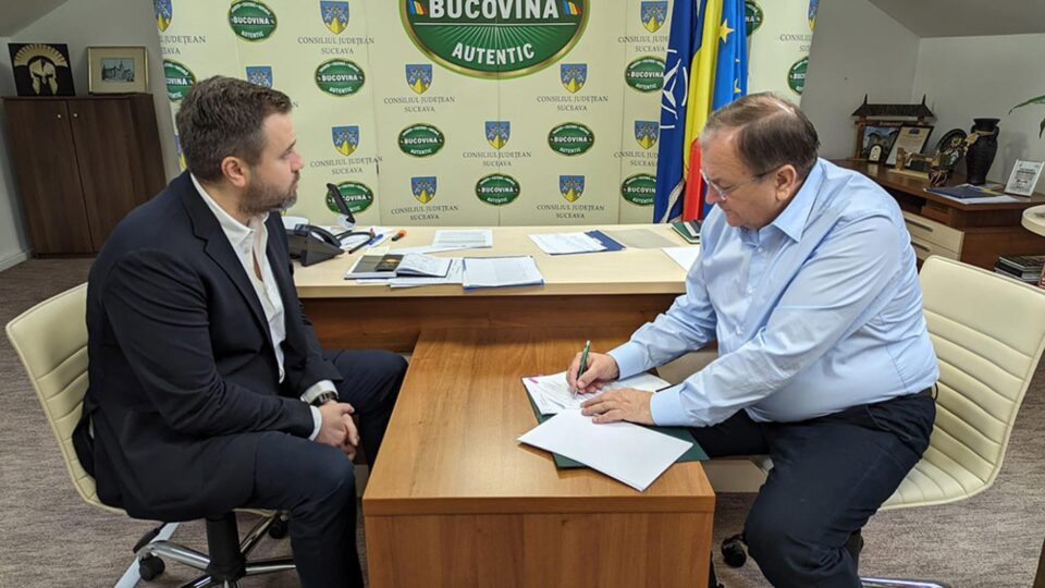 Președintele CJ Suceava, Gheorghe Flutur, a semnat contractul pentru achiziția de microbuze electrice școlare în 26 de comune Președintele CJ Suceava, Gheorghe Flutur, a semnat contractul pentru achiziția de microbuze electrice școlare în 26 de comune