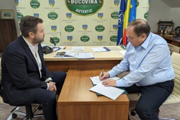 Președintele CJ Suceava, Gheorghe Flutur, a semnat contractul pentru achiziția de microbuze electrice școlare în 26 de comune