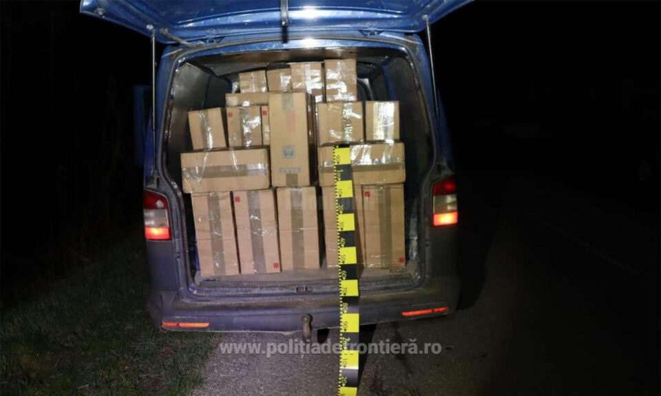 Microbuz burdușit cu țigări de contrabandă, oprit cu ajutorul dispozitivului antipneu