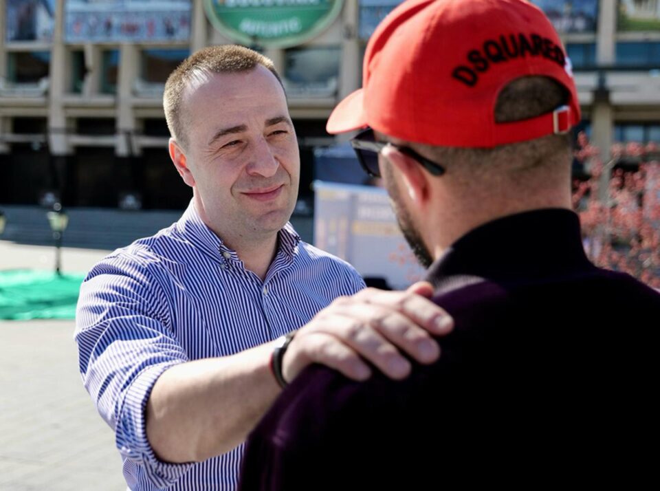 Lucian Harșovschi a început să strângă semnături de susținere din partea alegătorilor în zona centrală a municipiului, unde este ridicat și cortul PNL