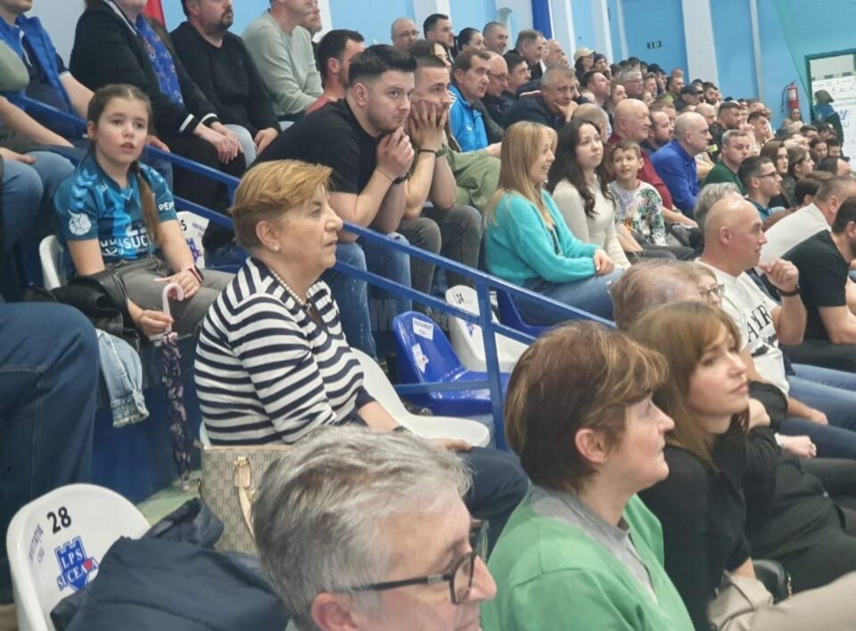 Spectatori la meciul de handbal masculin din liga națională dintre CSU Suceava si CSM Vaslui 1