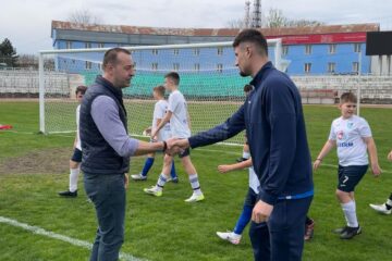 Lucian Harșovschi cu tinerii fotbaliști și antrenorii lor