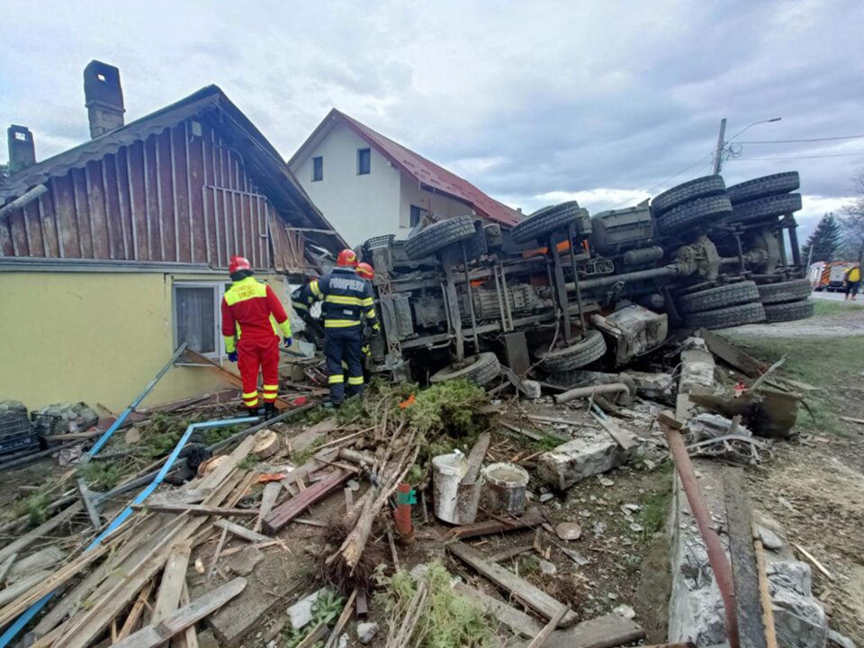 O autobasculantă s-a răsturnat peste garduri și două locuințe