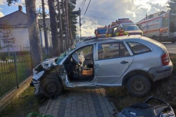 La 88 de ani, a ieșit cu un autoturism în fața unui vehicul greu: octogenarul a murit, iar o femeie de 74 de ani a suferit leziuni grave