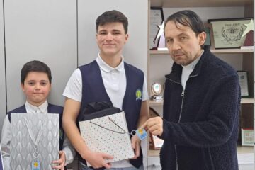 Sebastian Hrițcu (calificat) și Darius Lupașcu (calificat), alături de prof. Romeo Bolohan