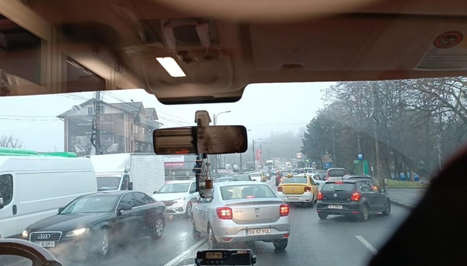 Imagini din ambulanța blocată în trafic în zona comercială din Burdujeni