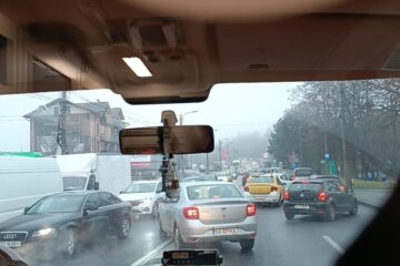 Imagini din ambulanța blocată în trafic în zona comercială din Burdujeni