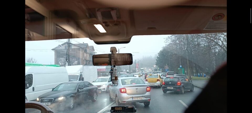 Imagini din ambulanta blocata in trafic in zona comerciala din Burdujeni