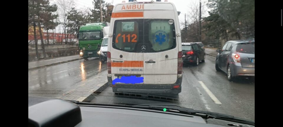 Imagini din ambulanta blocata in trafic in zona comerciala din Burdujeni