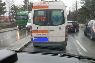Imagini din ambulanta blocata in trafic in zona comerciala din Burdujeni