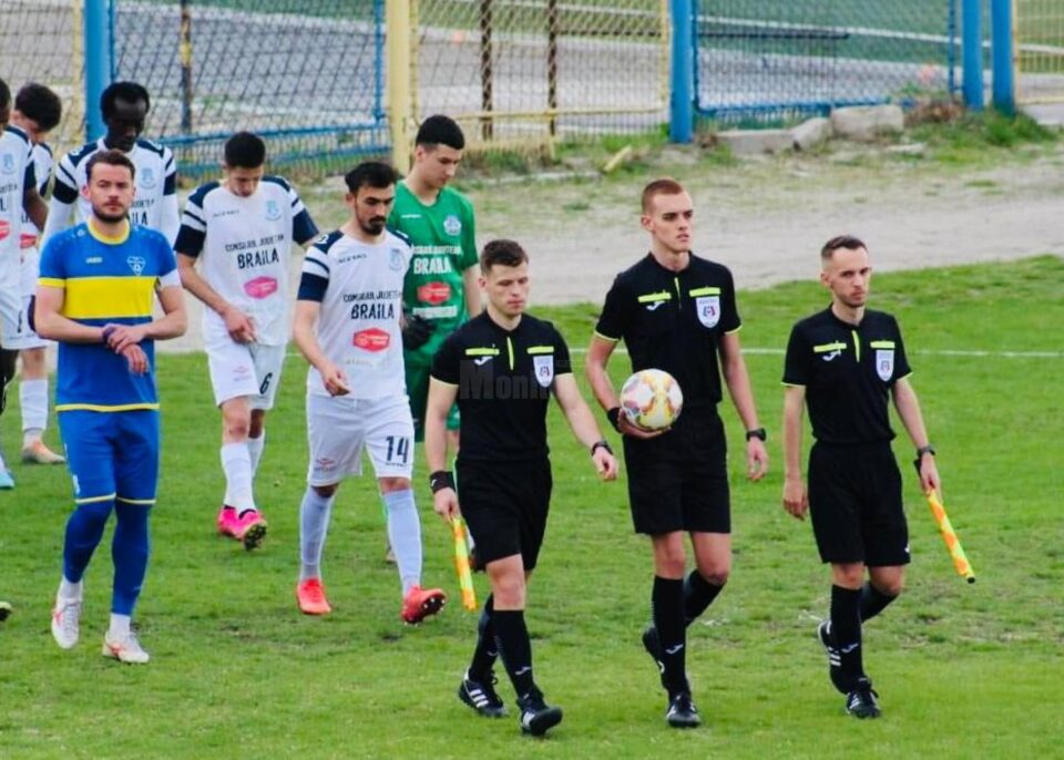 Asistentul Andrei Ionesi, primul din dreapta, și centralul Mattia Grigorean au debutat în esalonul al treilea Asistentul Andrei Ionesi, primul din dreapta, și centralul Mattia Grigorean au debutat în esalonul al treilea