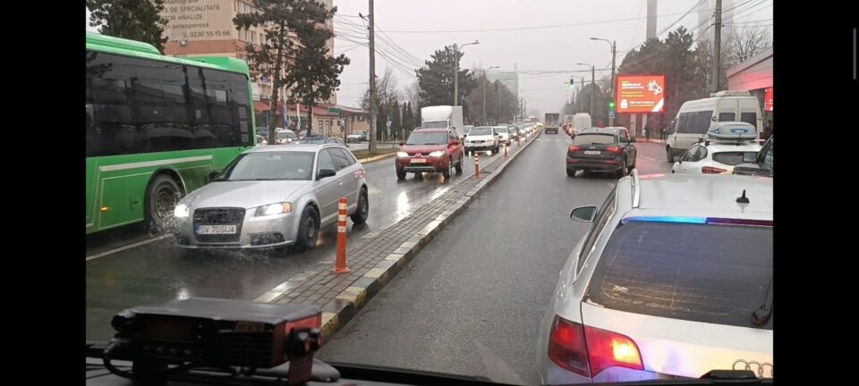 Imagini din ambulanta blocata in trafic in zona comerciala din Burdujeni
