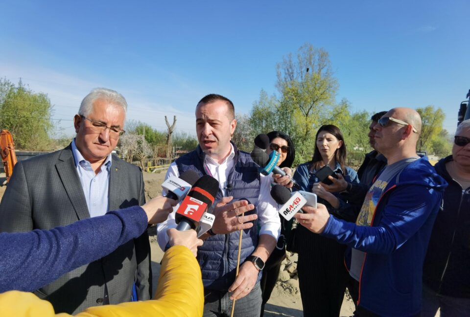 Lucian Harșovschi a spus că noua stradă va avea traseu inclusiv pe malul râului Suceava, pe strada Alexandru Ghica, continuând pe strada Plăieșului, pe strada Triajului și ieșind în fața Pieței Angro Lucian Harșovschi a spus că noua stradă va avea traseu inclusiv pe malul râului Suceava, pe strada Alexandru Ghica, continuând pe strada Plăieșului, pe strada Triajului și ieșind în fața Pieței Angro