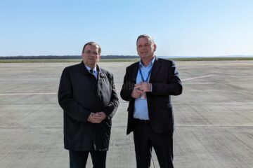 Președintele CJ Suceava, Gheorghe Flutur, și directorul Aeroportului ”Ștefan cel Mare”, Ioan Măriuța