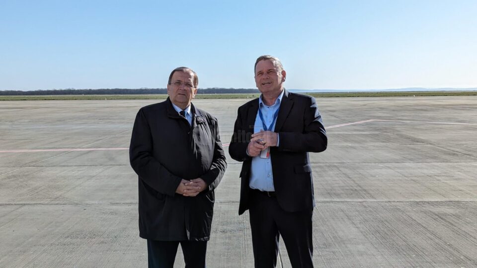 Președintele CJ Suceava, Gheorghe Flutur, și directorul Aeroportului ”Ștefan cel Mare”, Ioan Măriuța Președintele CJ Suceava, Gheorghe Flutur, și directorul Aeroportului ”Ștefan cel Mare”, Ioan Măriuța