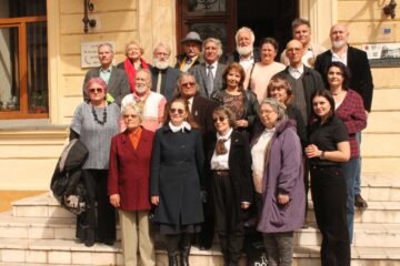 Participanți la reîntâlnirea membrilor Cenaclul literar-artistic „Nicolae Labiș” Fălticeni cu „apostoli” ai Asociației Umoriștilor - Al. O. Teodoreanu din Iași