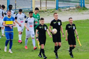 Asistentul Andrei Ionesi, primul din dreapta, și centralul Mattia Grigorean au debutat în eșalonul al treilea