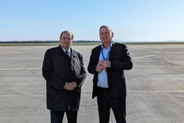 Președintele CJ Suceava, Gheorghe Flutur, și directorul Aeroportului Ștefan cel Mare, Ioan Măriuța