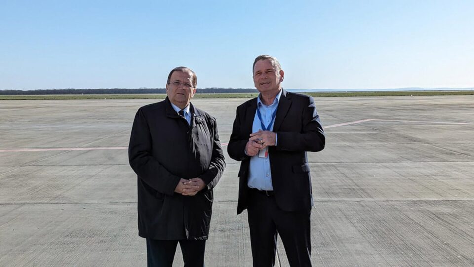 Președintele CJ Suceava, Gheorghe Flutur, și directorul Aeroportului Ștefan cel Mare, Ioan Măriuța Președintele CJ Suceava, Gheorghe Flutur, și directorul Aeroportului Ștefan cel Mare, Ioan Măriuța