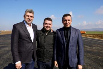 Deputatul PSD de Suceava Gheorghe Șoldan, alături de premierul Marcel Ciolacu și ministrul Transporturilor, Sorin Grindeanu