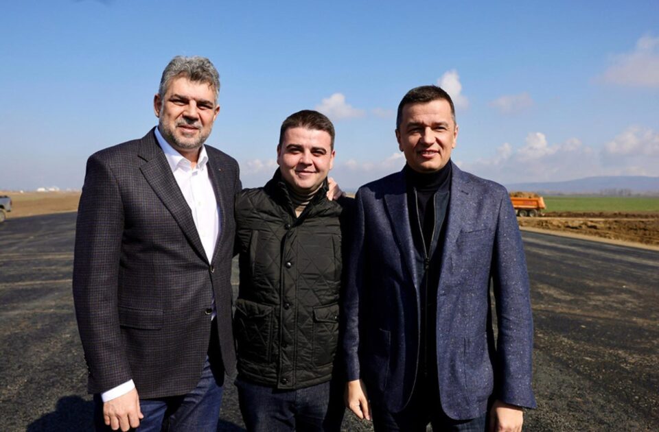 Deputatul PSD de Suceava Gheorghe Șoldan alături de premierul Marcel Ciolacu și ministrul Transporturilor Sorin Grindeanu Deputatul PSD de Suceava Gheorghe Șoldan alături de premierul Marcel Ciolacu și ministrul Transporturilor Sorin Grindeanu