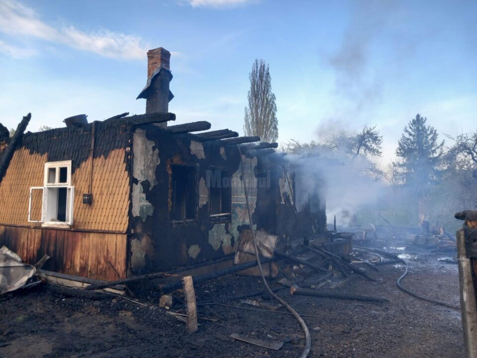 Construcții din trei gospodării, distruse de incendiu. Au ars și două mașini și două tractoare