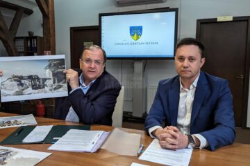Președintele CJ Suceava a semnat contractul pentru construcția punctului de belvedere de pe Piatra Șoimului din masivul Rarău