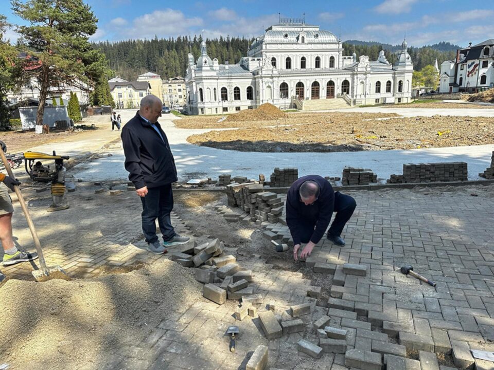 Președintele CJ Suceava, Gheorghe Flutur, a dat o mână de ajutor la lucrările de modernizare din centrul municipiului Vatra Dornei Președintele CJ Suceava, Gheorghe Flutur, a dat o mână de ajutor la lucrările de modernizare din centrul municipiului Vatra Dornei