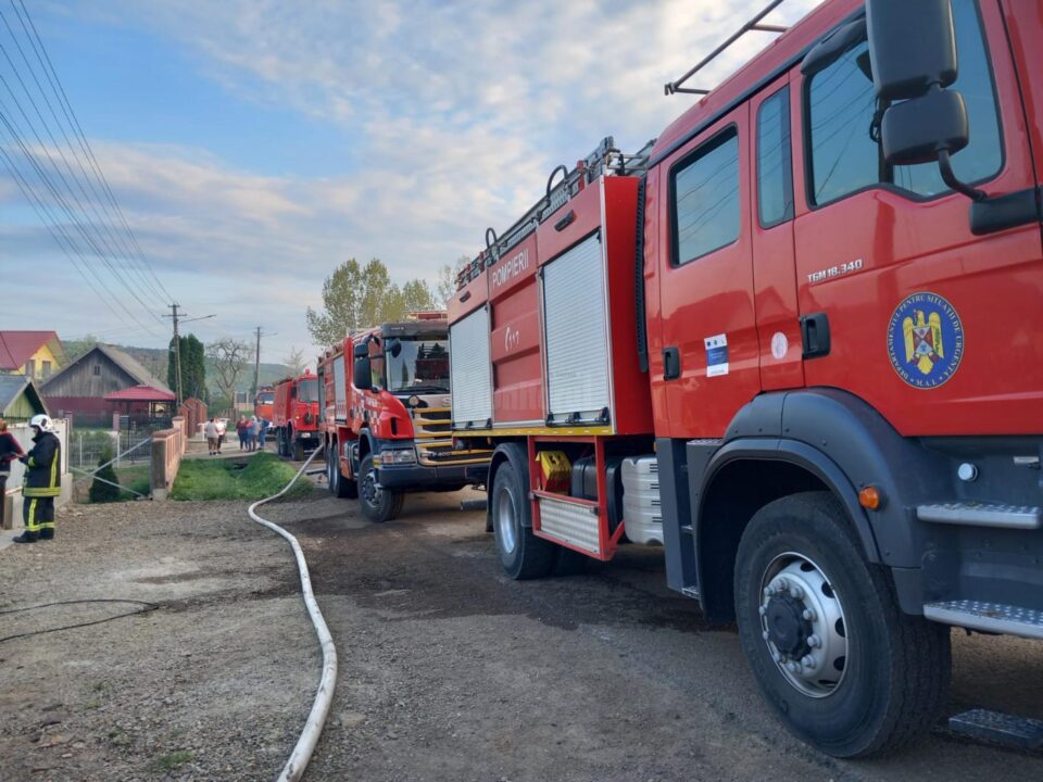 Construcții din trei gospodării, distruse de incendiu. Au ars și două mașini și două tractoare