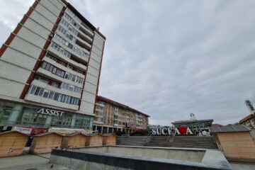 Anul acesta, cea mai mare parte a căsuțelor pentru Târgul de Paști au fost amplasate pe esplanada mică, din fața Restaurantului Union, de la baza blocului turn