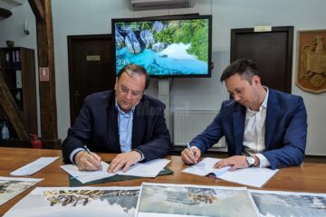 Președintele CJ Suceava a semnat contractul pentru construcția punctului de belvedere de pe Piatra Șoimului din masivul Rarău