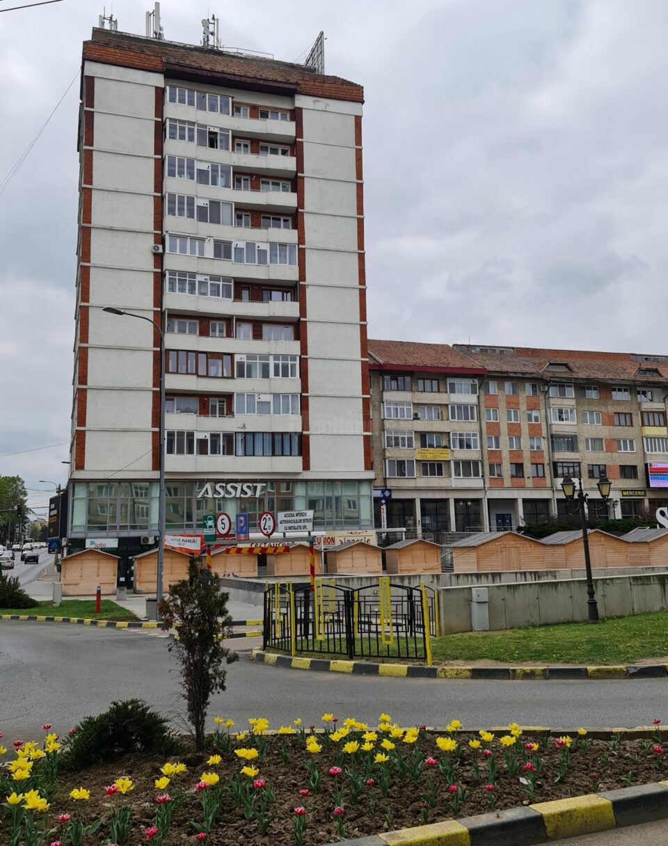 Anul acesta, cea mai mare parte a căsuțelor pentru Târgul de Paști au fost amplasate pe esplanada mică, din fața Restaurantului Union, de la baza blocului turn