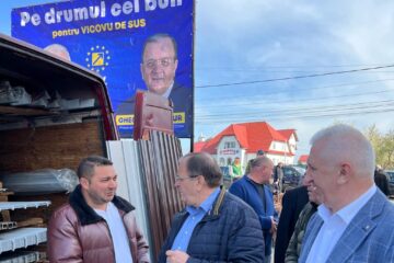 Gheorghe Flutur și primarul Vasile Iliuț au discutat cu cetățenii din acest oraș despre proiectele de dezvoltare din Vicovu de Sus