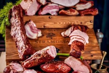 În 19 aprilie, Strămoșia deschide prima lor locație de tip băcănie, în orașul Suceava