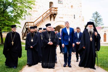 Premierul Marcel Ciolacu a vizitat vineri Mănăstirea „Sfântul Ioan cel Nou” din Suceava. Foto FB Arhiepiscopia Sucevei și Rădăuților