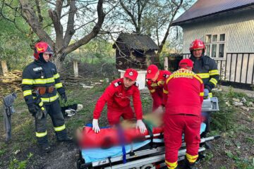 Bărbat salvat de pompieri după ce s-a aruncat într-o fântână adâncă de 10 metri