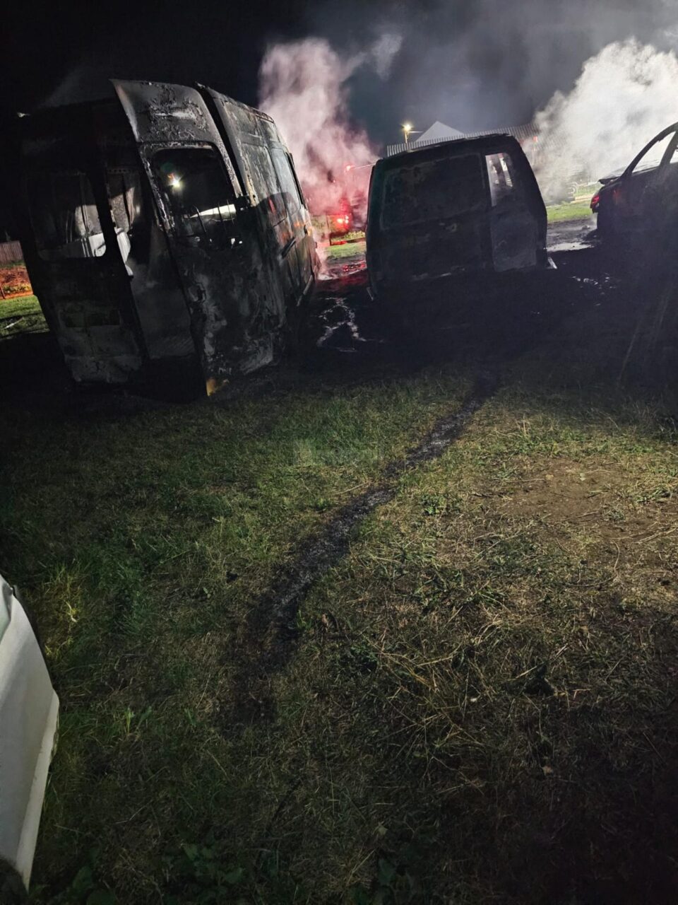 Trei mașini au ars din cauza un foc făcut într-o livadă