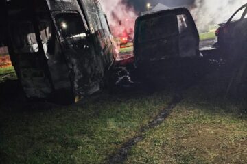 Trei mașini au ars din cauza un foc făcut într-o livadă