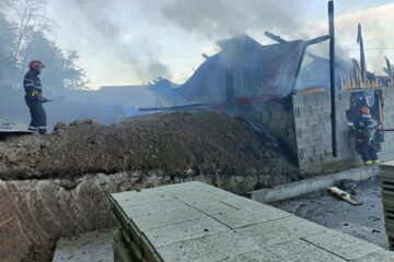 Un adăpost de animale, dar și cantități mari de furaje au ars într-un incendiu