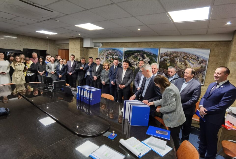 Lucian Harșovschi și echipa sa au depus primii candidaturile pentru funcția de primar al Sucevei, dar și pentru Consiliul Local