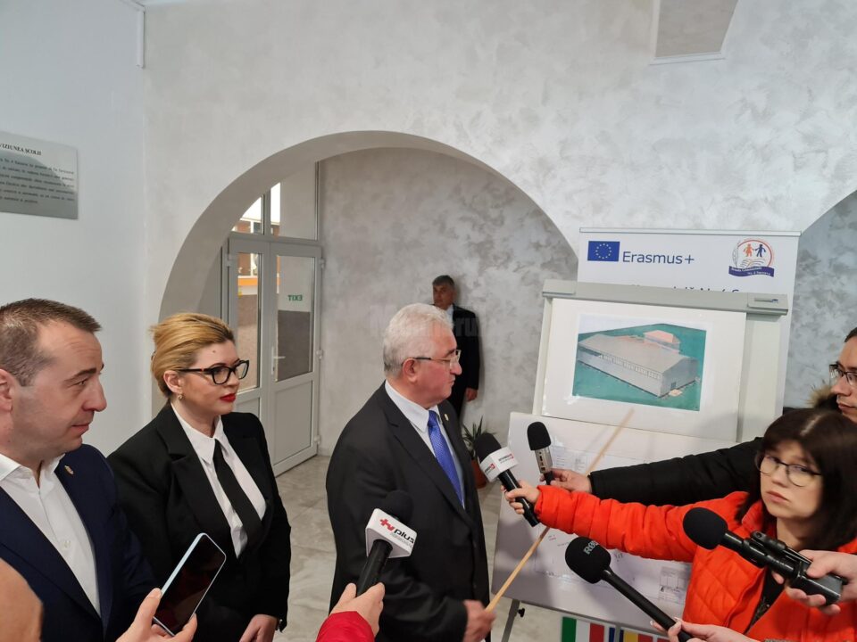 Planurile de realizare a salii de sport din curtea Școlii Gimnaziale nr. 4, prezentate de Ion Lungu, Lucian Harșovschi și directoarea Loredana Terec-Vlad