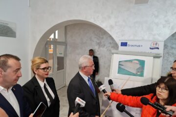Planurile de realizare a salii de sport din curtea Școlii Gimnaziale nr. 4, prezentate de Ion Lungu, Lucian Harșovschi și directoarea Loredana Terec-Vlad