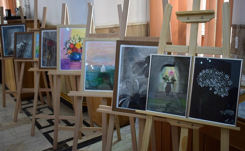 Vernisajul expoziției „Flori de câmp”, la Colegiul Național „Nicu Gane”