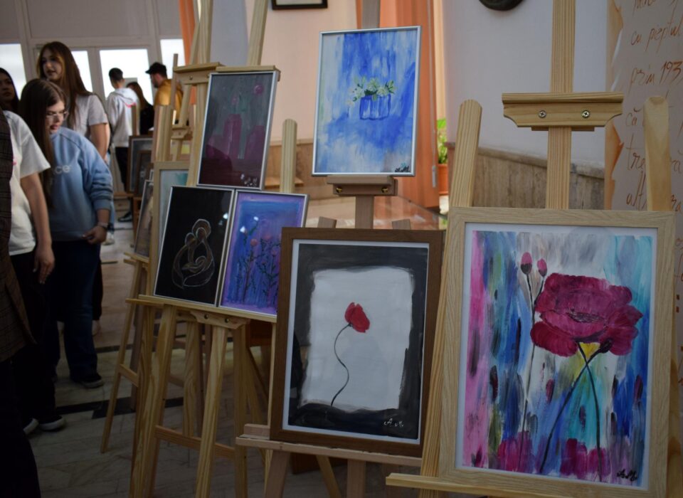 Vernisajul expoziției „Flori de câmp”, la Colegiul Național „Nicu Gane”
